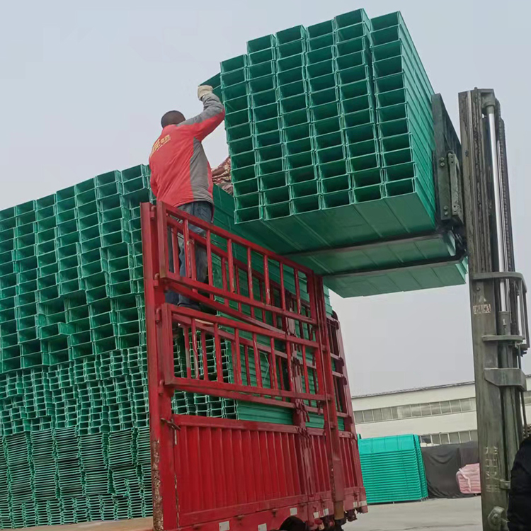 玻璃鋼橋架跟不銹鋼橋架有什么區(qū)別？