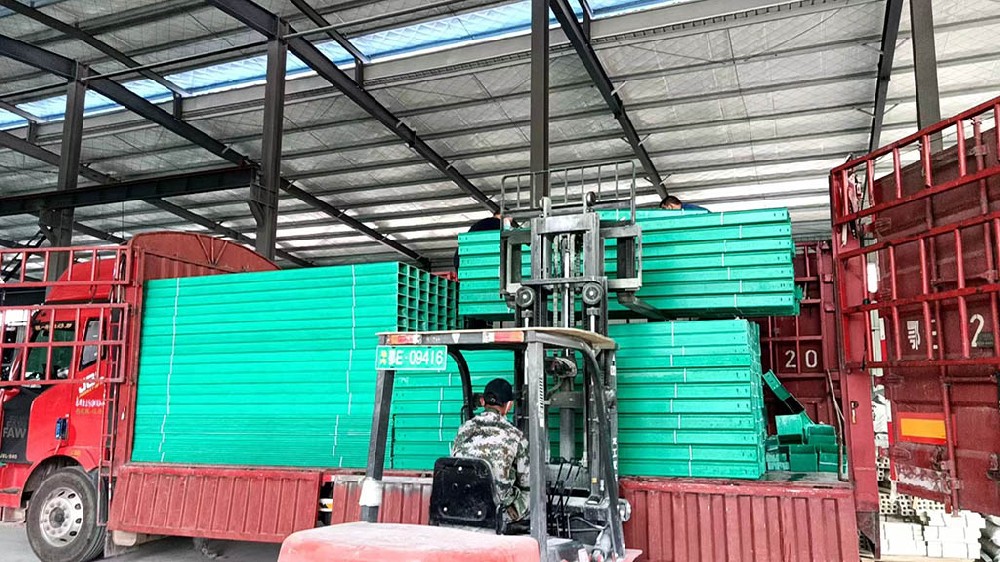 玻璃鋼橋架比熱鍍鋅橋架哪個(gè)好？